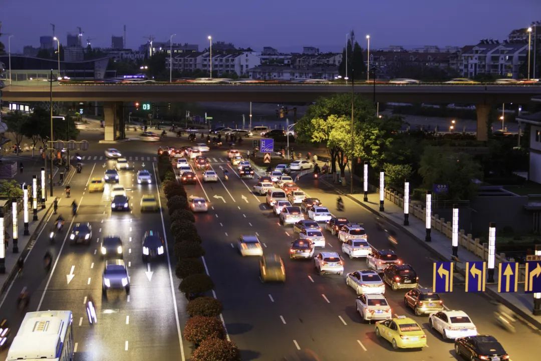攝圖網(wǎng)_501638733_南京城墻玄武門夜景車流（企業(yè)商用）.jpg